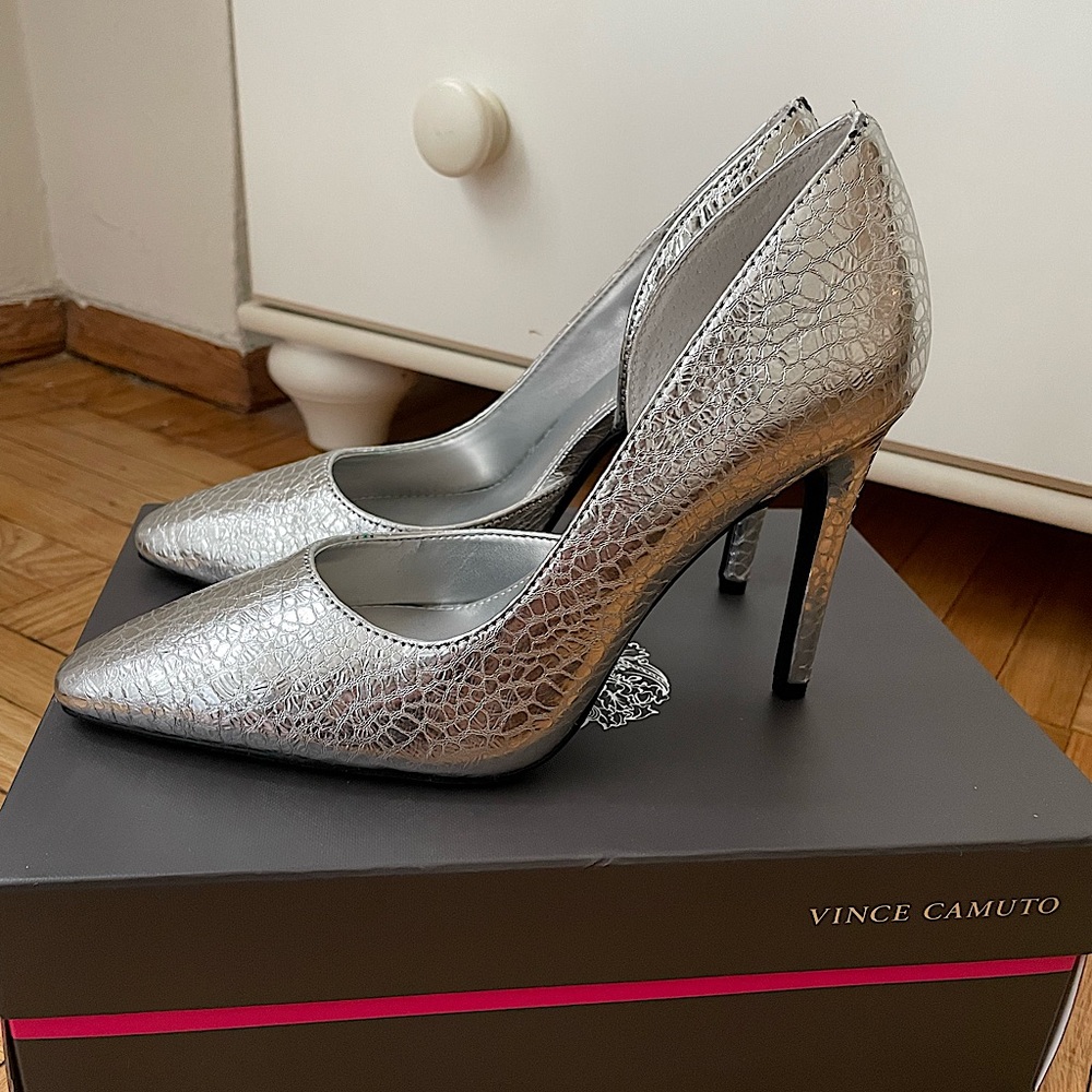 Vince Camuto - silver metallic snake print heels 🩶